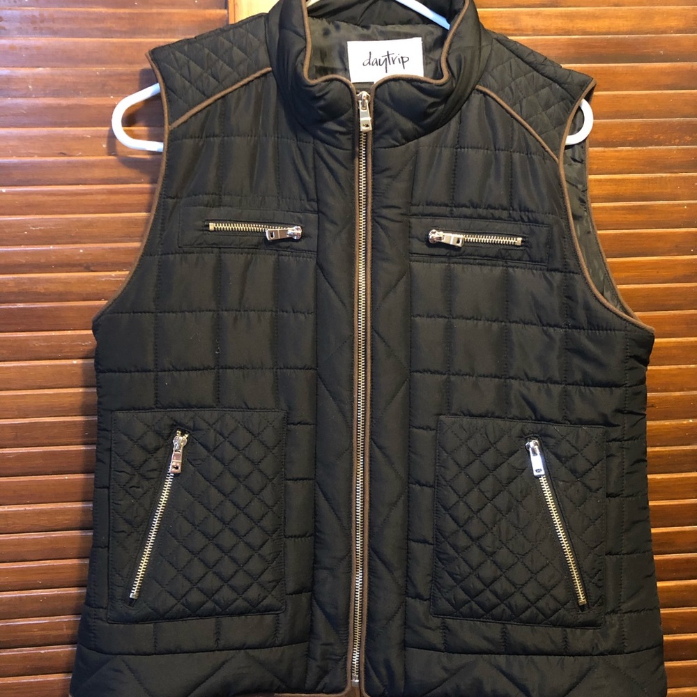 Light weight puffer vest